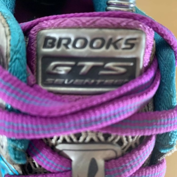 Brooks Adrenaline GTS 17 size 7.5B - Picture 2 of 11